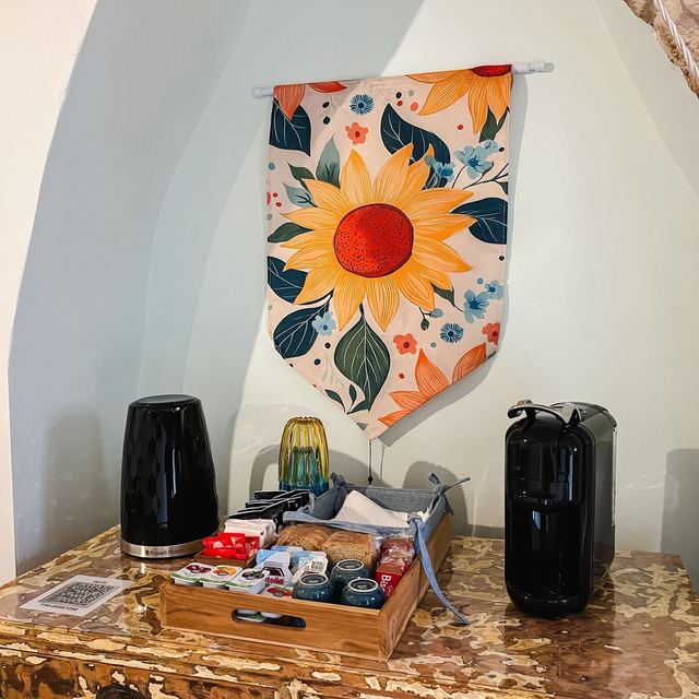 Dettaglio dell'angolo caffè del Girasole con bollitore, macchina da caffè, tisane e tazzine