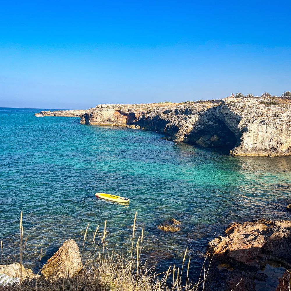 Scogliera e acque turchesi della costa adriatica pugliese