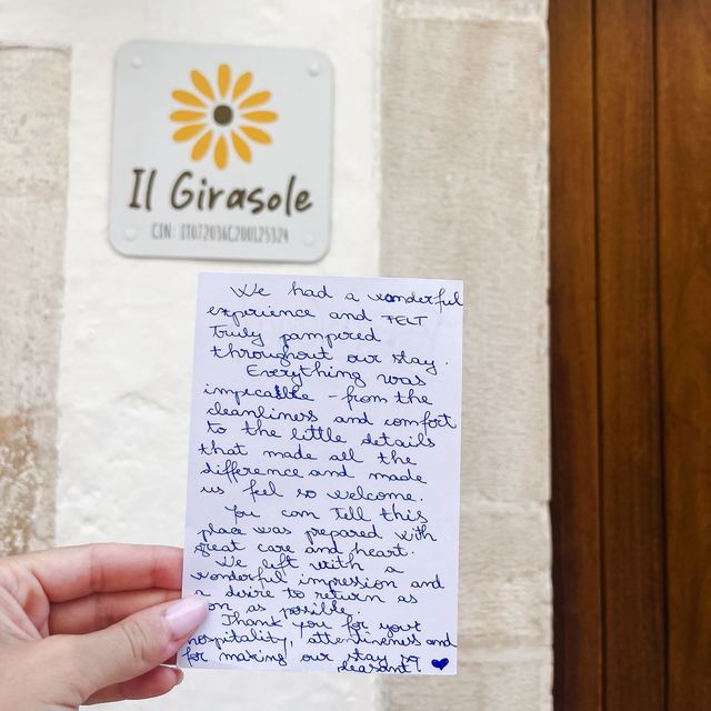 La targa del Girasole con il codice CIN e un biglietto di ringraziamento scritto a mano dagli ospiti